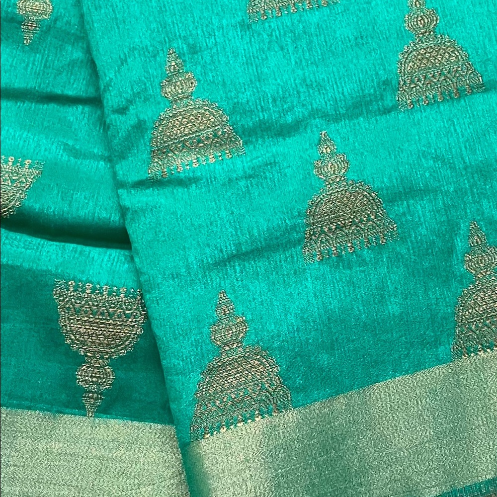 Green Silk Saree with Zari woven thread work and elegant rich pallu - Picture 1 of 5
